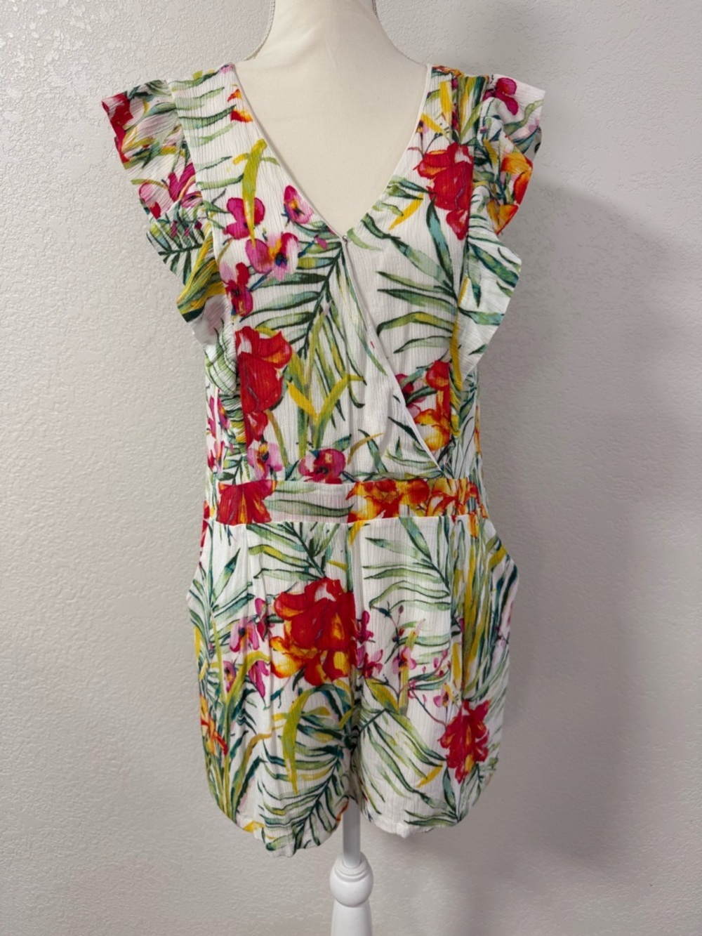 SKIES ARE BLUE Floral Ruffle Sleeve Tie Romper White Red and Green Lined Size L